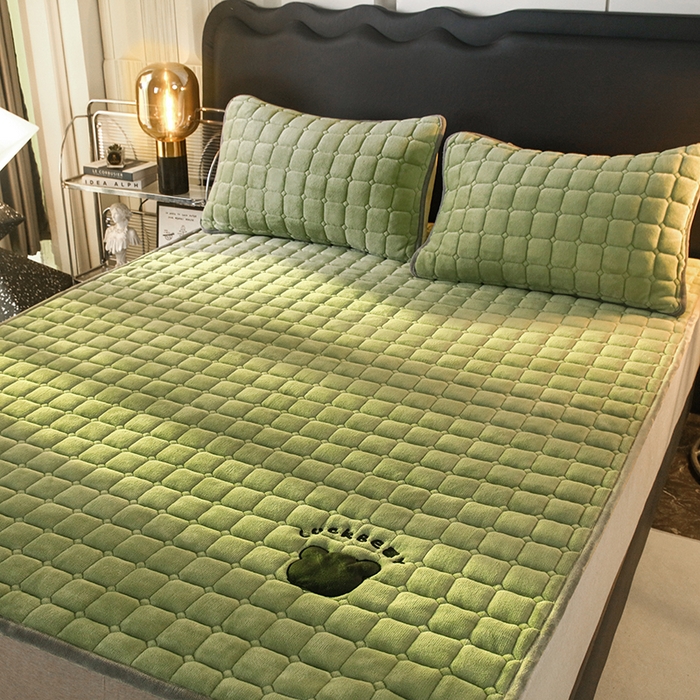 91家纺网 家纺一手货源 找家纺 金禾家纺 2025新款米奇熊牛奶绒床垫床褥子床护垫 米奇熊-绿