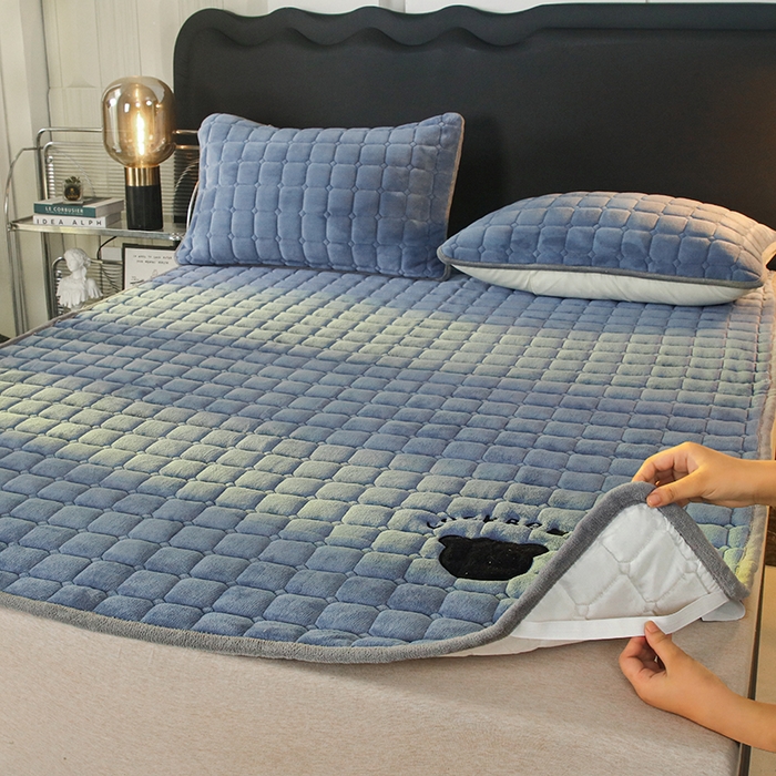 91家纺网 家纺一手货源 找家纺 金禾家纺 2025新款米奇熊牛奶绒床垫床褥子床护垫 米奇熊-蓝