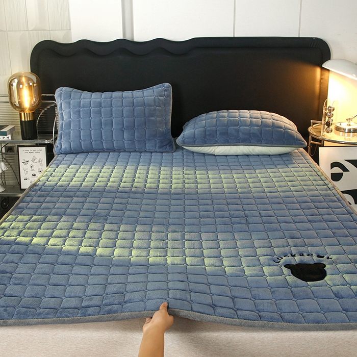 91家纺网 家纺一手货源 找家纺 金禾家纺 2025新款米奇熊牛奶绒床垫床褥子床护垫 米奇熊-蓝