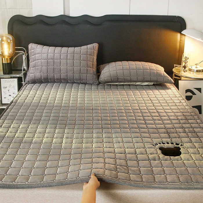 91家纺网 家纺一手货源 找家纺 金禾家纺 2025新款米奇熊牛奶绒床垫床褥子床护垫 米奇熊-灰