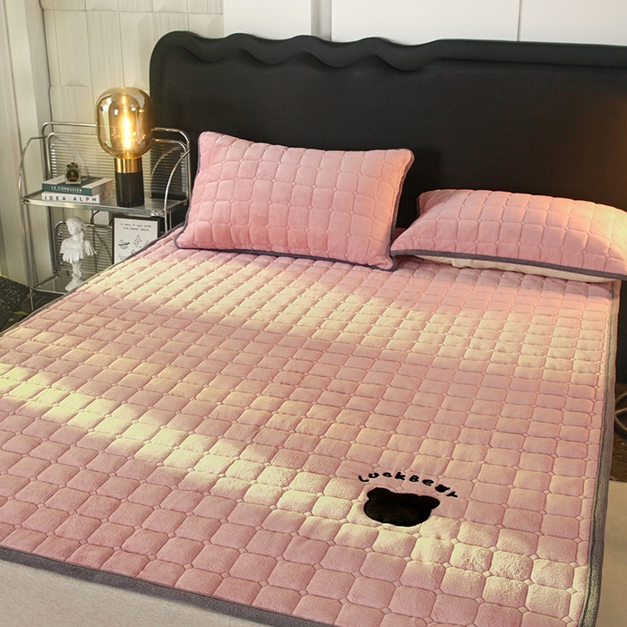 91家纺网 家纺一手货源 找家纺 金禾家纺 2025新款米奇熊牛奶绒床垫床褥子床护垫 米奇熊-粉