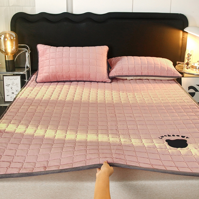 91家纺网 家纺一手货源 找家纺 金禾家纺 2025新款米奇熊牛奶绒床垫床褥子床护垫 米奇熊-粉