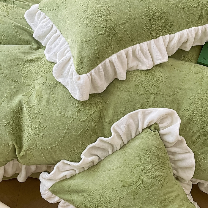 91家纺网 家纺一手货源 找家纺 琪格格纺织 2025新款全消光小清新花边款雕花牛奶绒四件套 雕花绒花边-玉珠莲 绿 
