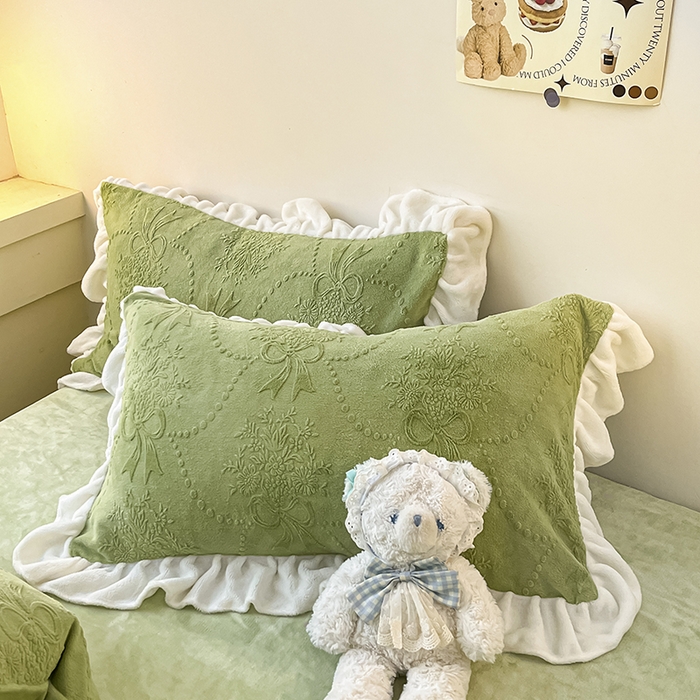 91家纺网 家纺一手货源 找家纺 琪格格纺织 2025新款全消光小清新花边款雕花牛奶绒四件套 雕花绒花边-玉珠莲 绿 