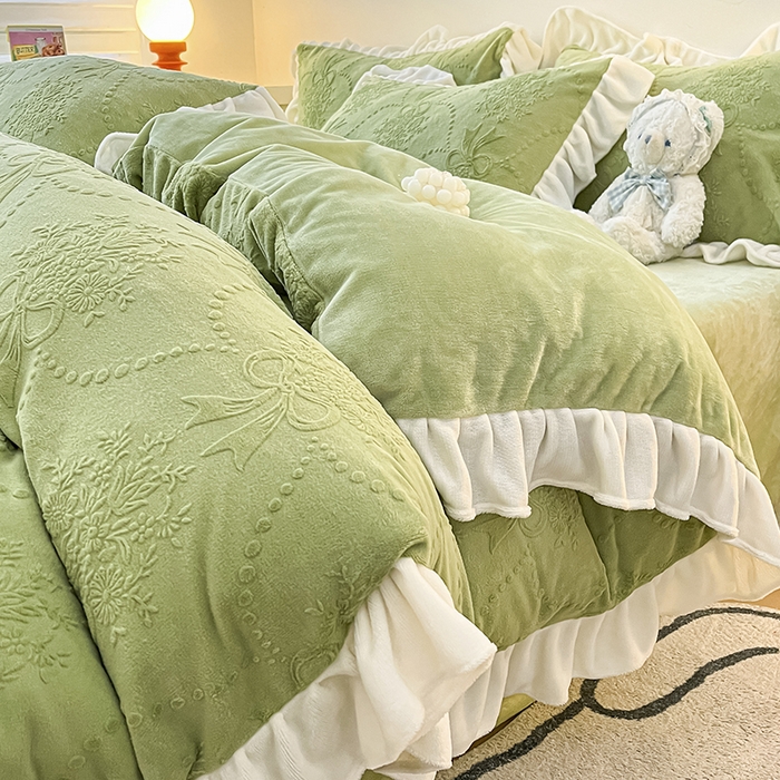 91家纺网 家纺一手货源 找家纺 琪格格纺织 2025新款全消光小清新花边款雕花牛奶绒四件套 雕花绒花边-玉珠莲 绿 