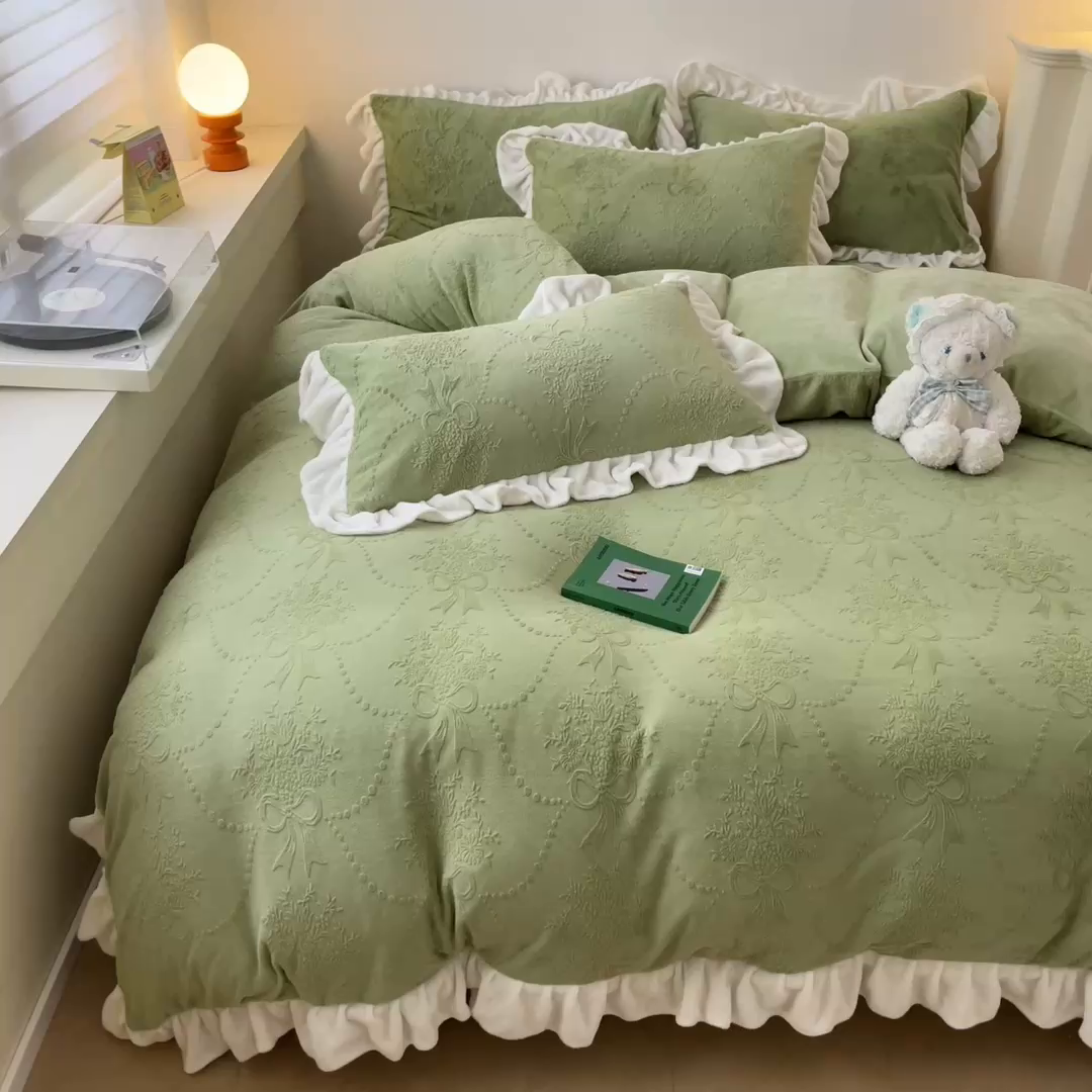91家纺网 家纺一手货源 找家纺 琪格格纺织 2025新款全消光小清新花边款雕花牛奶绒四件套 雕花绒花边-玉珠莲 绿 
