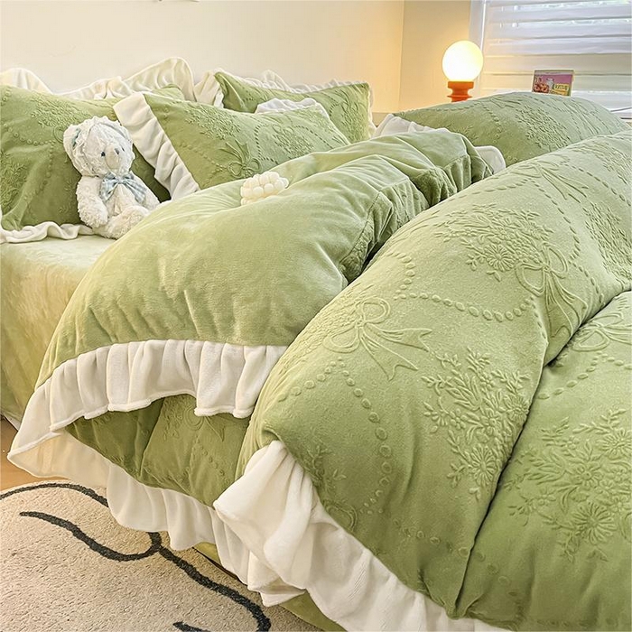 91家纺网 家纺一手货源 找家纺 琪格格纺织 2025新款全消光小清新花边款雕花牛奶绒四件套 雕花绒花边-玉珠莲 绿 ,雕花绒花边-玉珠莲 绿 