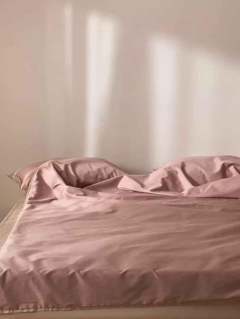 91家纺网 家纺一手货源 找家纺 EH家居 2026新款长绒棉窄边四件套 泡沫粉