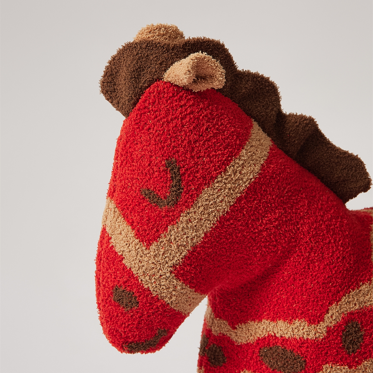 91家纺网 家纺一手货源 找家纺 暖绵绵家纺 2026新款好运小马半边绒异性抱枕毯子含芯-波尼（券后最低零售价：毯子173元、 长方形抱枕（含芯）119元，异形抱枕（含芯）128元） 波尼-异形抱枕