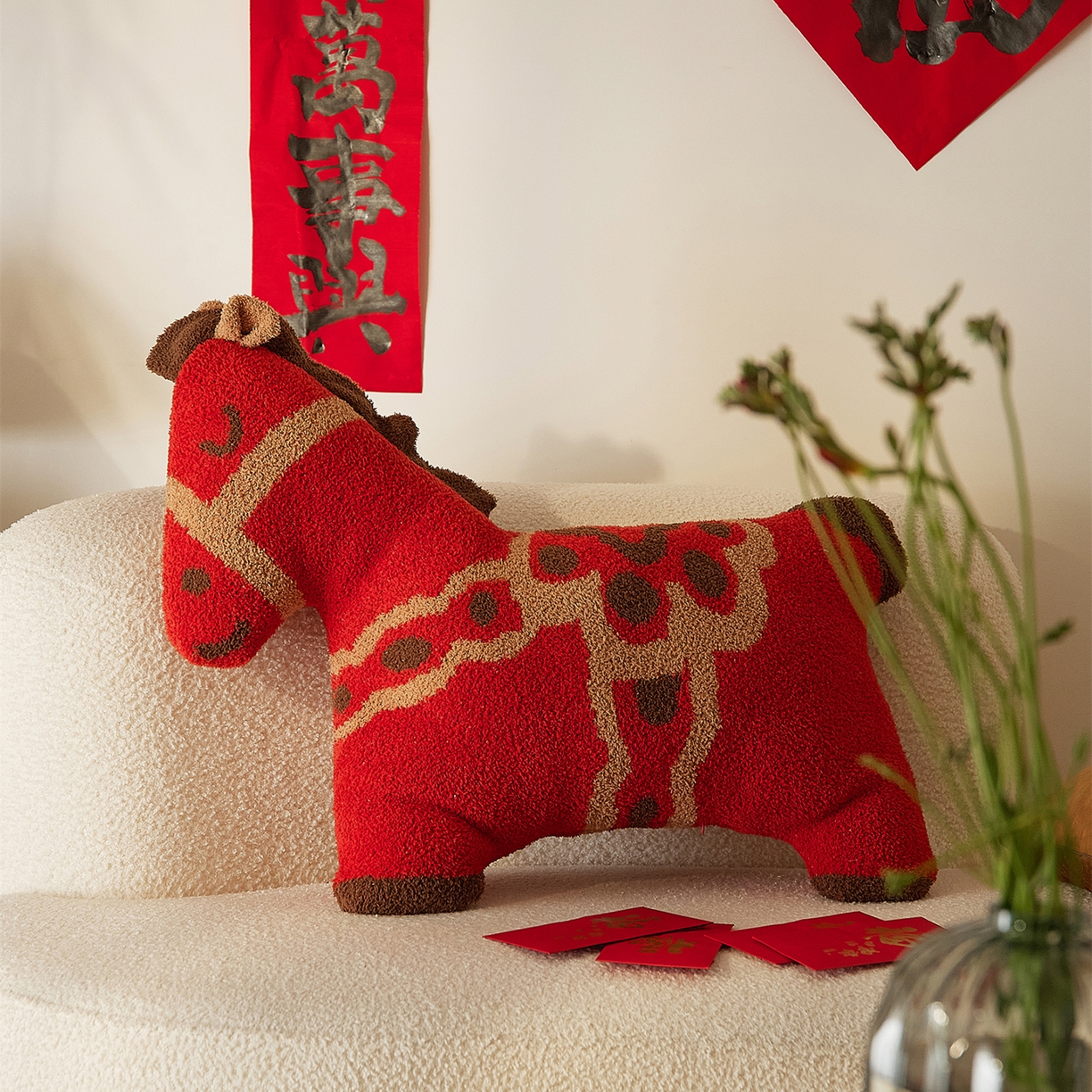 91家纺网 家纺一手货源 找家纺 （总）暖绵绵家纺 2026新款好运小马半边绒异性抱枕毯子含芯-波尼（券后最低零售价：毯子173元、 长方形抱枕（含芯）119元，异形抱枕（含芯）128元）