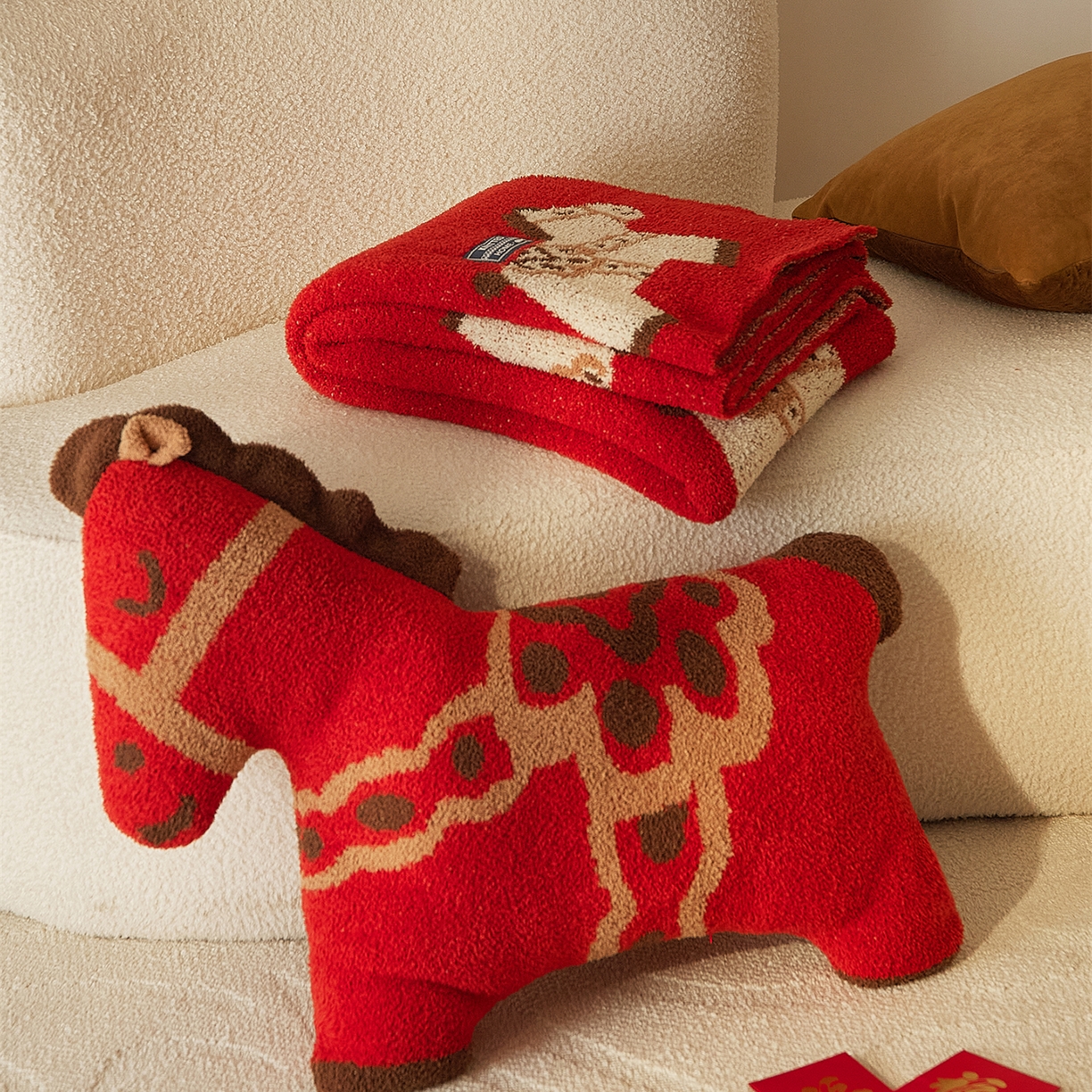 91家纺网 家纺一手货源 找家纺 （总）暖绵绵家纺 2026新款好运小马半边绒异性抱枕毯子含芯-波尼（券后最低零售价：毯子173元、 长方形抱枕（含芯）119元，异形抱枕（含芯）128元）