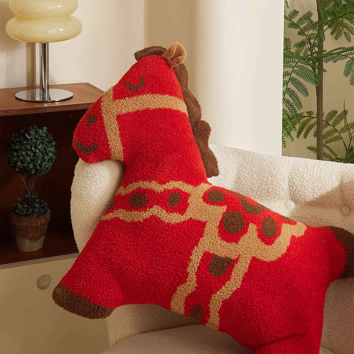 91家纺网 家纺一手货源 找家纺 暖绵绵家纺 2026新款好运小马半边绒异性抱枕毯子含芯-波尼（券后最低零售价：毯子173元、 长方形抱枕（含芯）119元，异形抱枕（含芯）128元） 波尼-异形抱枕