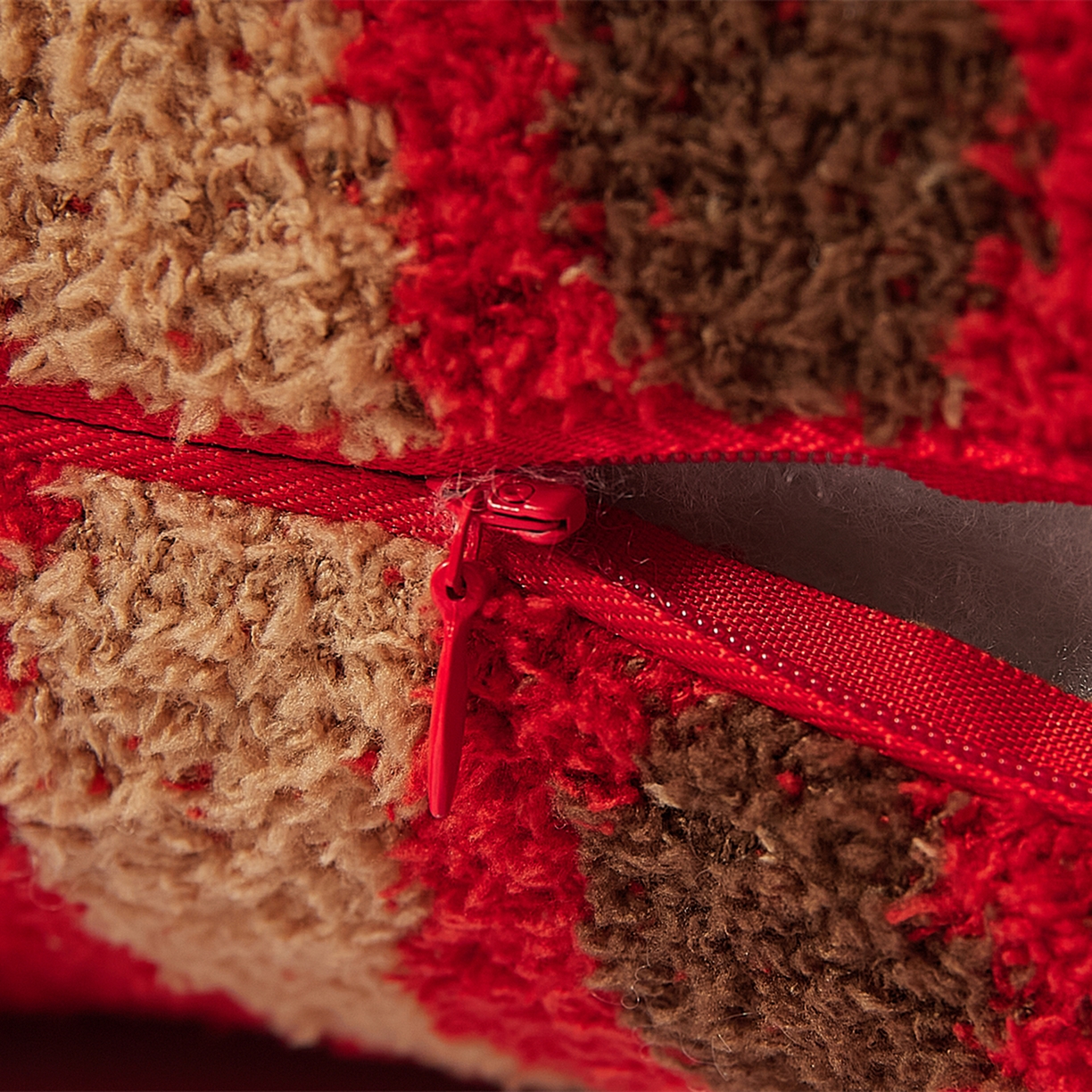 91家纺网 家纺一手货源 找家纺 暖绵绵家纺 2026新款好运小马半边绒异性抱枕毯子含芯-波尼（券后最低零售价：毯子173元、 长方形抱枕（含芯）119元，异形抱枕（含芯）128元） 波尼-异形抱枕