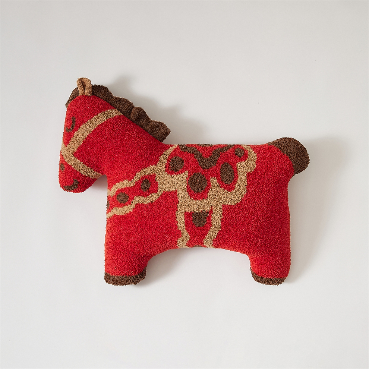 91家纺网 家纺一手货源 找家纺 暖绵绵家纺 2026新款好运小马半边绒异性抱枕毯子含芯-波尼（券后最低零售价：毯子173元、 长方形抱枕（含芯）119元，异形抱枕（含芯）128元） 波尼-异形抱枕