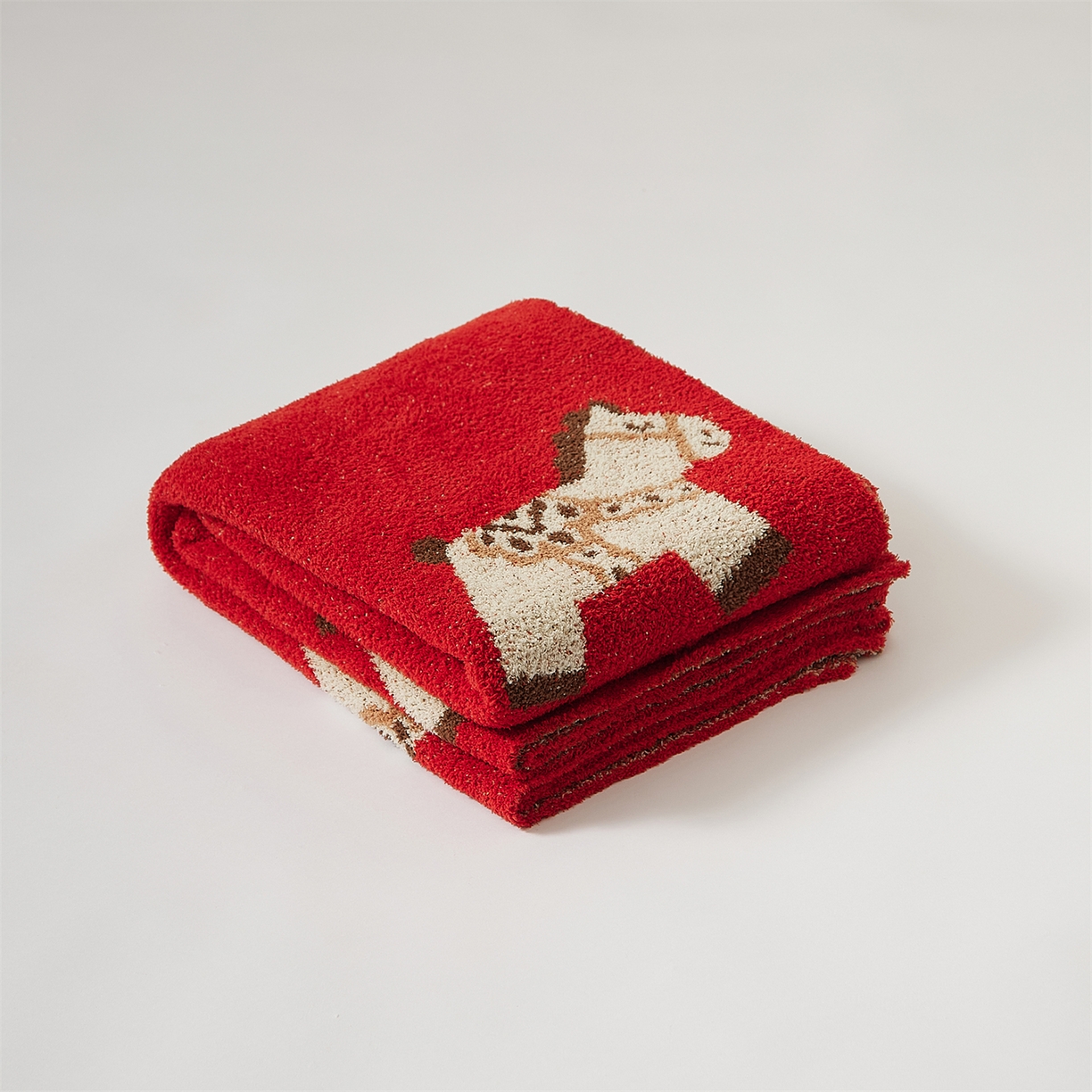 91家纺网 家纺一手货源 找家纺 暖绵绵家纺 2026新款好运小马半边绒异性抱枕毯子含芯-波尼（券后最低零售价：毯子173元、 长方形抱枕（含芯）119元，异形抱枕（含芯）128元） 波尼-毯子