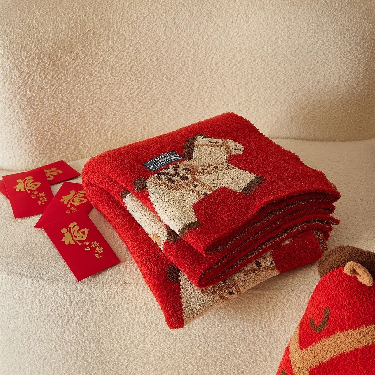 91家纺网 家纺一手货源 找家纺 （总）暖绵绵家纺 2026新款好运小马半边绒异性抱枕毯子含芯-波尼（券后最低零售价：毯子173元、 长方形抱枕（含芯）119元，异形抱枕（含芯）128元）