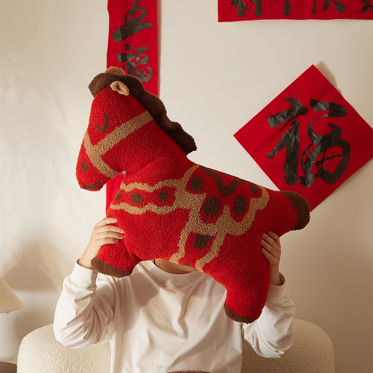 91家纺网 家纺一手货源 找家纺 暖绵绵家纺 2026新款好运小马半边绒异性抱枕毯子含芯-波尼（券后最低零售价：毯子173元、 长方形抱枕（含芯）119元，异形抱枕（含芯）128元） 波尼-异形抱枕