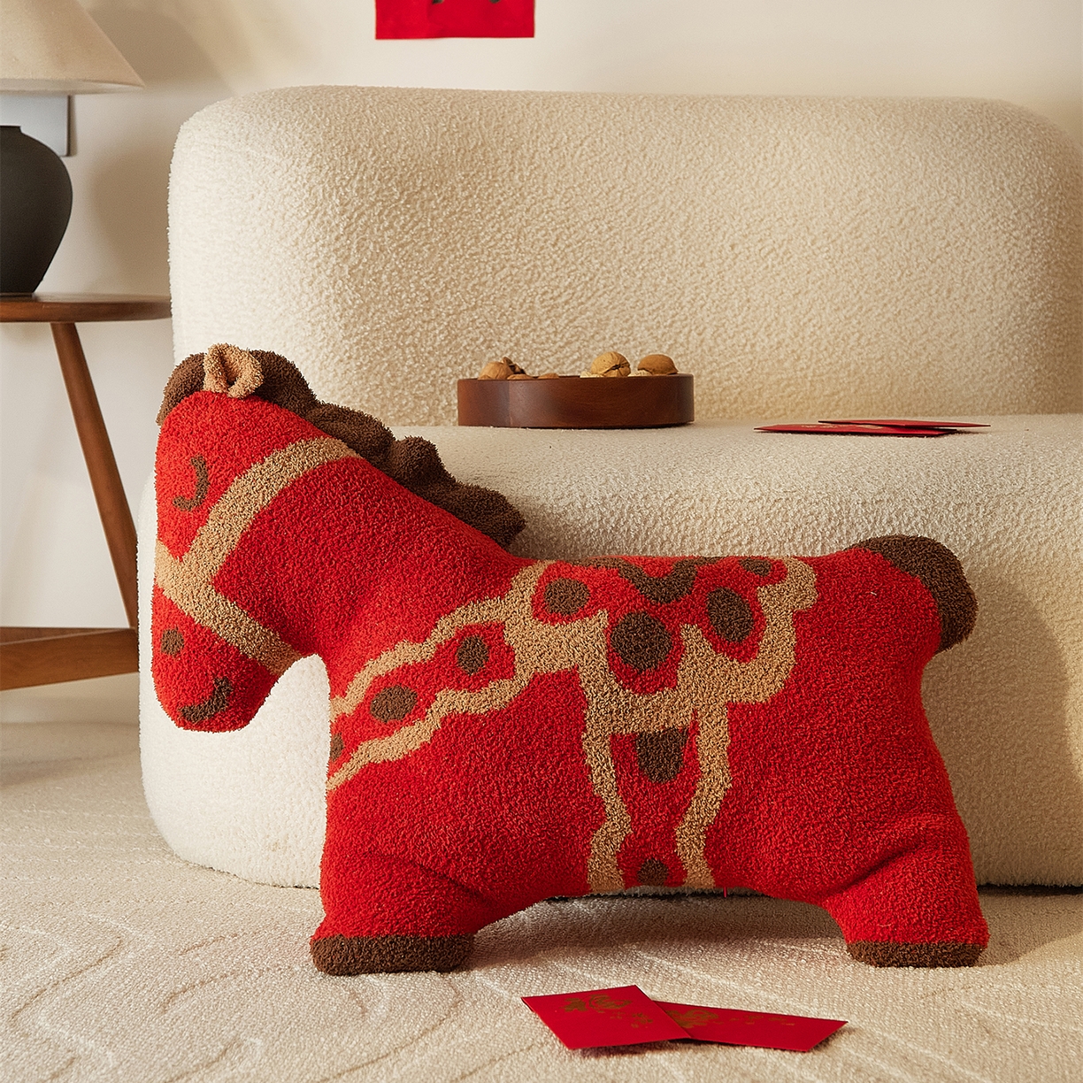 91家纺网 家纺一手货源 找家纺 暖绵绵家纺 2026新款好运小马半边绒异性抱枕毯子含芯-波尼（券后最低零售价：毯子173元、 长方形抱枕（含芯）119元，异形抱枕（含芯）128元） 波尼-异形抱枕