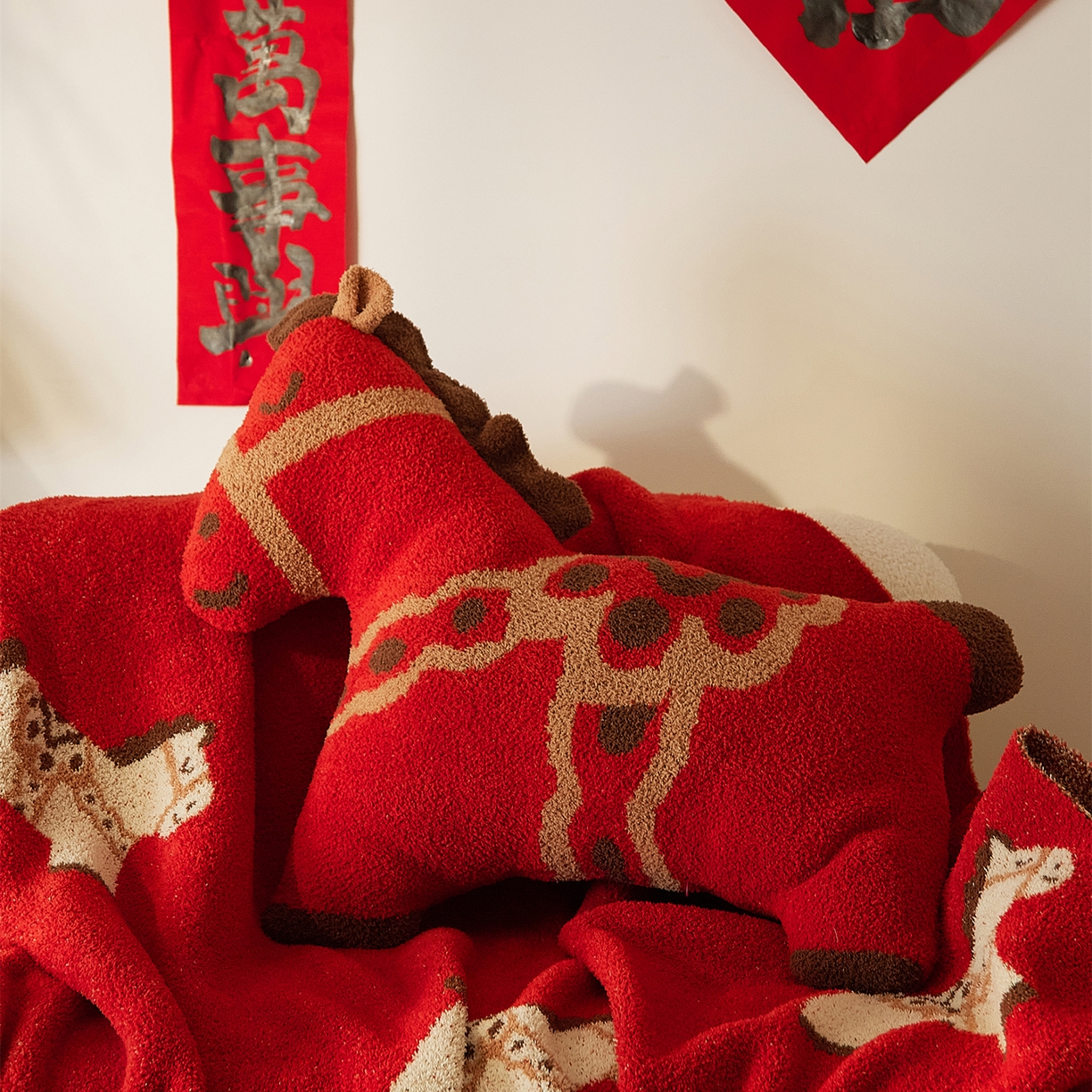 91家纺网 家纺一手货源 找家纺 暖绵绵家纺 2026新款好运小马半边绒异性抱枕毯子含芯-波尼（券后最低零售价：毯子173元、 长方形抱枕（含芯）119元，异形抱枕（含芯）128元） 波尼-异形抱枕