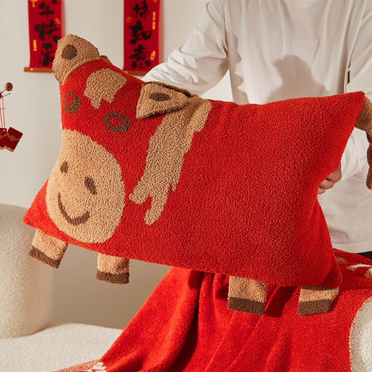 91家纺网 家纺一手货源 找家纺 暖绵绵家纺 2026新款好运小马半边绒异性抱枕毯子含芯-波尼（券后最低零售价：毯子173元、 长方形抱枕（含芯）119元，异形抱枕（含芯）128元） 波尼-长方形抱枕