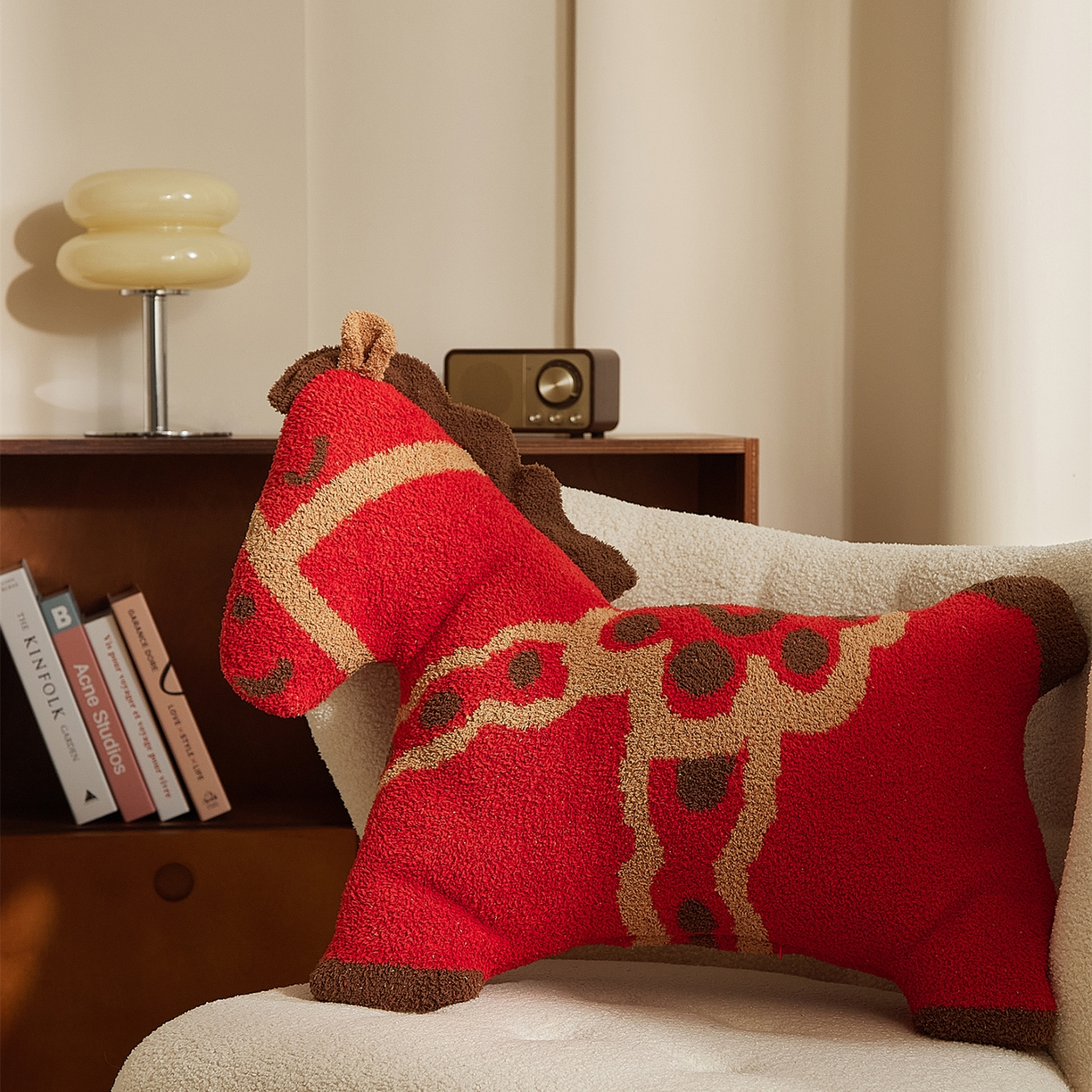 91家纺网 家纺一手货源 找家纺 暖绵绵家纺 2026新款好运小马半边绒异性抱枕毯子含芯-波尼（券后最低零售价：毯子173元、 长方形抱枕（含芯）119元，异形抱枕（含芯）128元） 波尼-异形抱枕