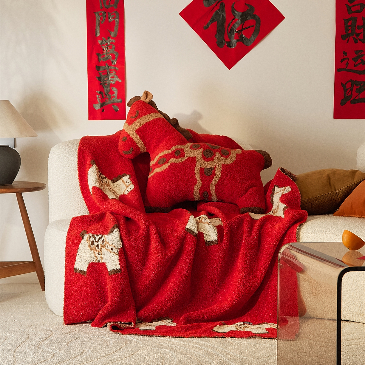 91家纺网 家纺一手货源 找家纺 暖绵绵家纺 2026新款好运小马半边绒异性抱枕毯子含芯-波尼（券后最低零售价：毯子173元、 长方形抱枕（含芯）119元，异形抱枕（含芯）128元） 组合图