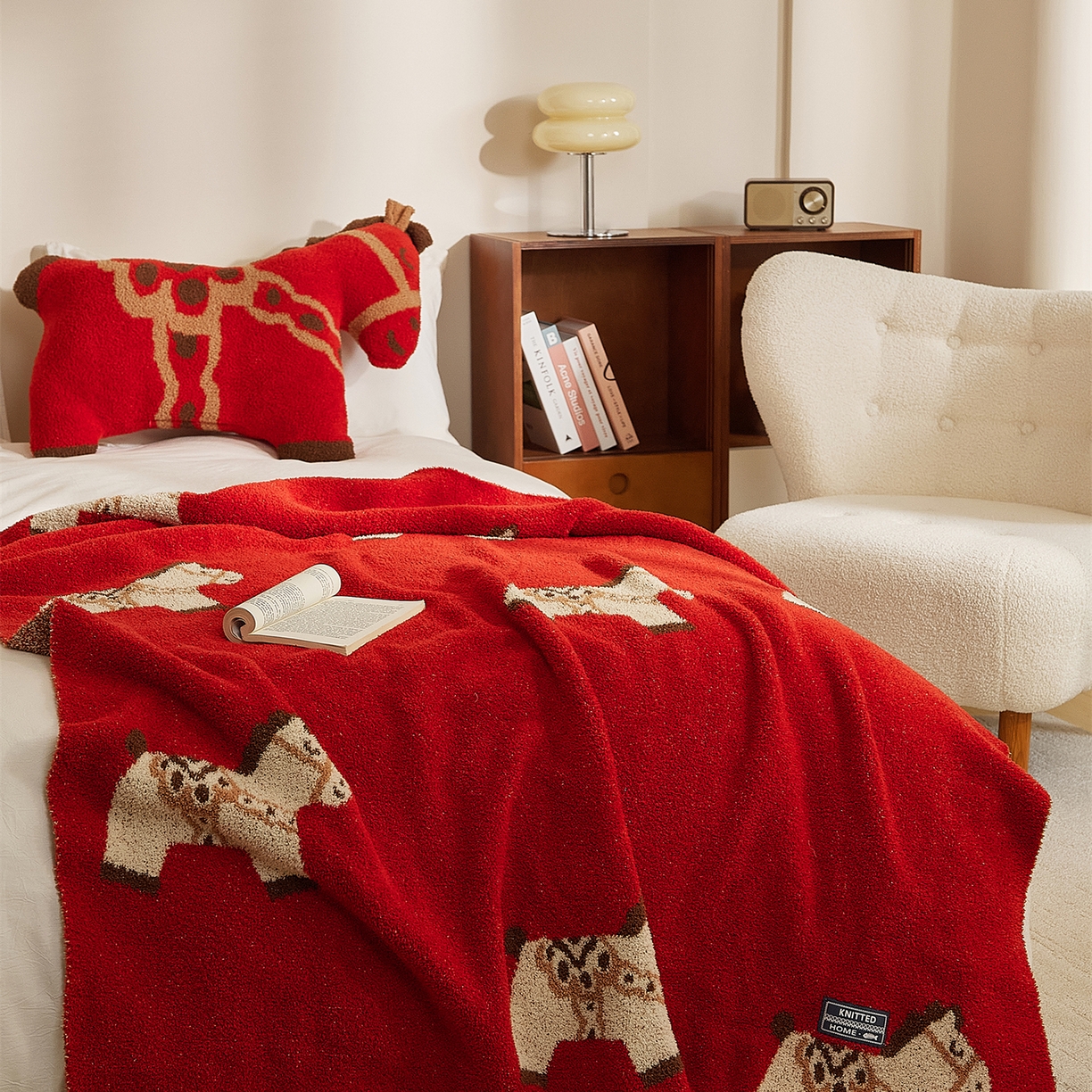 91家纺网 家纺一手货源 找家纺 暖绵绵家纺 2026新款好运小马半边绒异性抱枕毯子含芯-波尼（券后最低零售价：毯子173元、 长方形抱枕（含芯）119元，异形抱枕（含芯）128元） 波尼-毯子