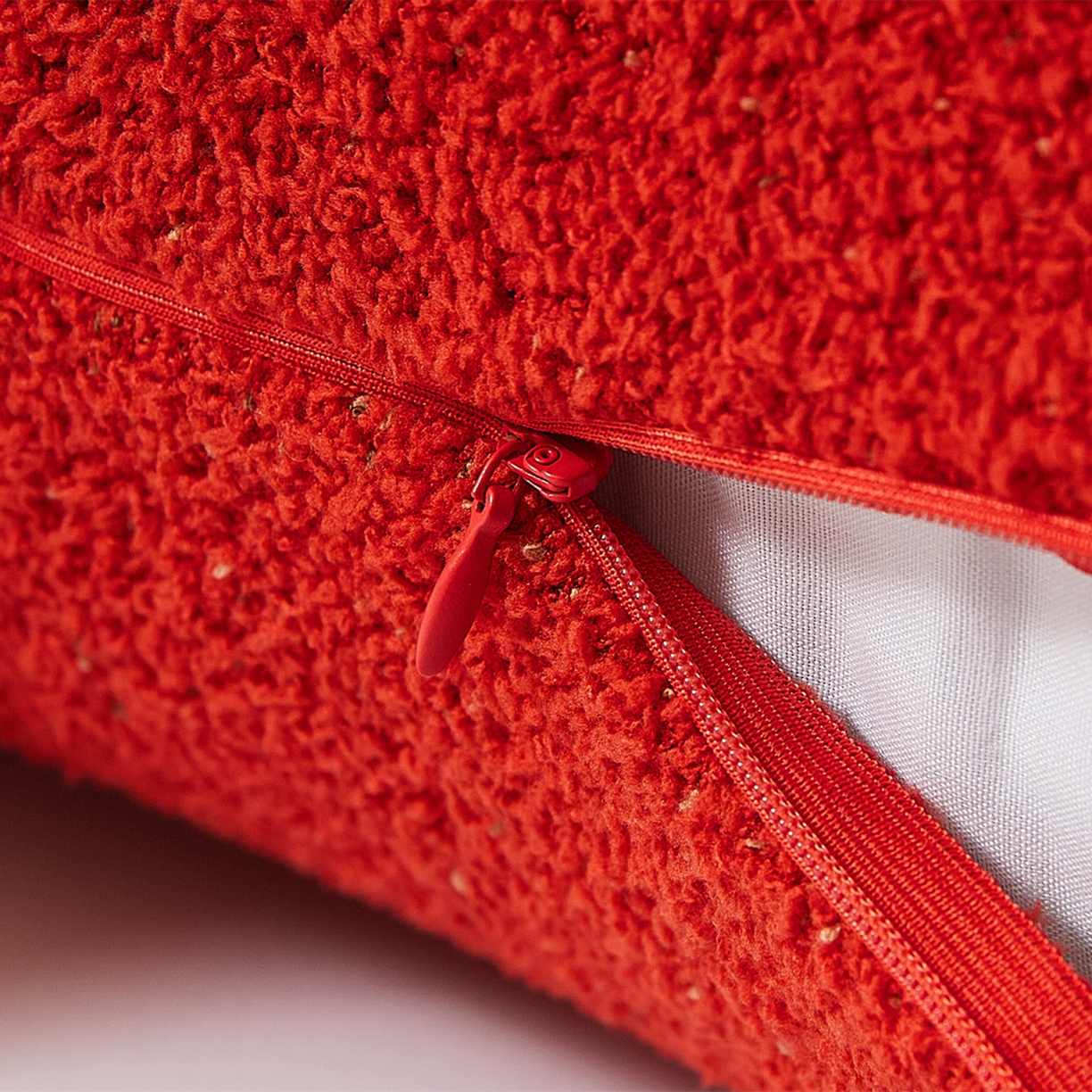 91家纺网 家纺一手货源 找家纺 暖绵绵家纺 2026新款好运小马半边绒异性抱枕毯子含芯-波尼（券后最低零售价：毯子173元、 长方形抱枕（含芯）119元，异形抱枕（含芯）128元） 波尼-长方形抱枕