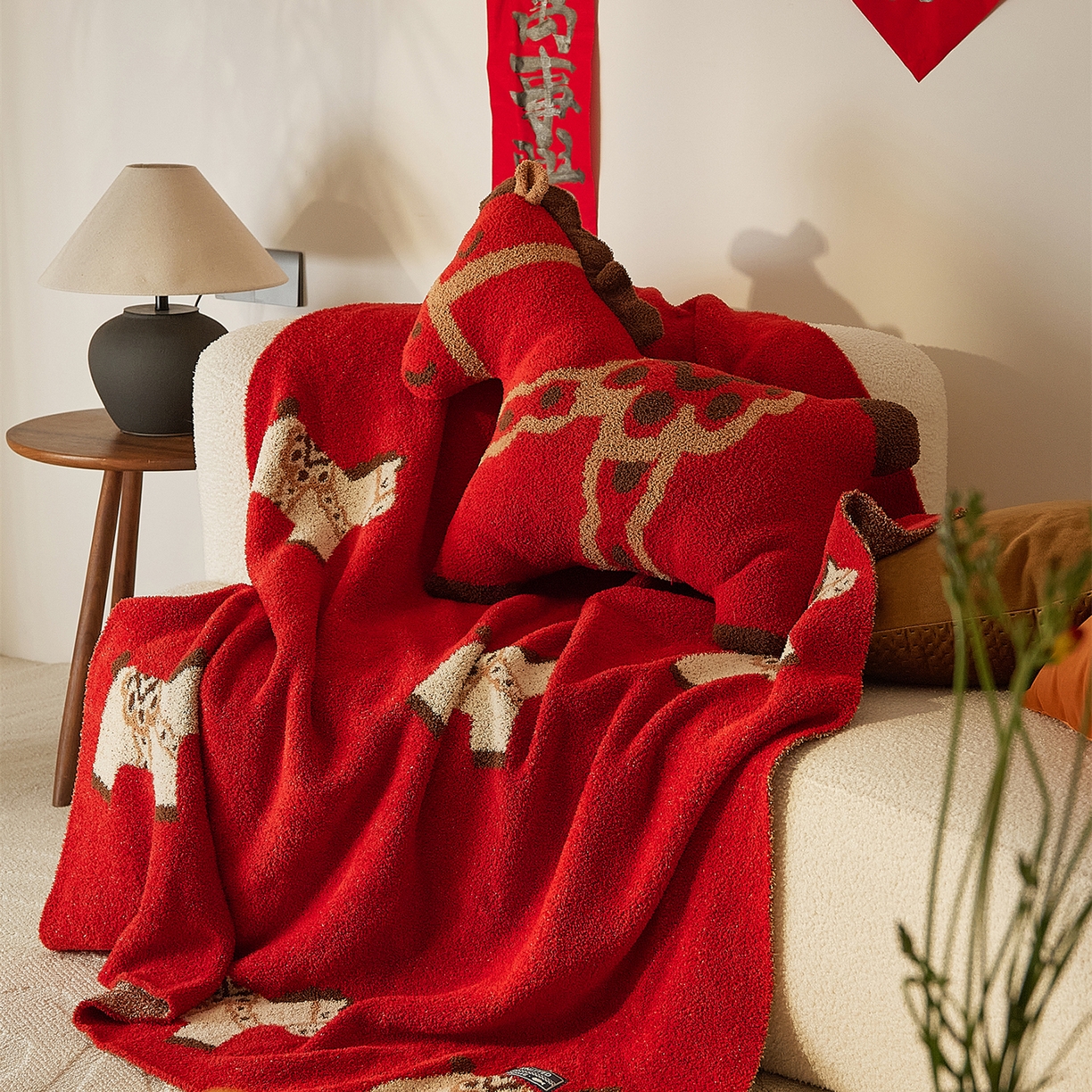 暖绵绵家纺 2026新款好运小马半边绒异性抱枕毯子含芯-波尼（券后最低零售价：毯子173元、 长方形抱枕（含芯）119元，异形抱枕（含芯）128元） 组合图