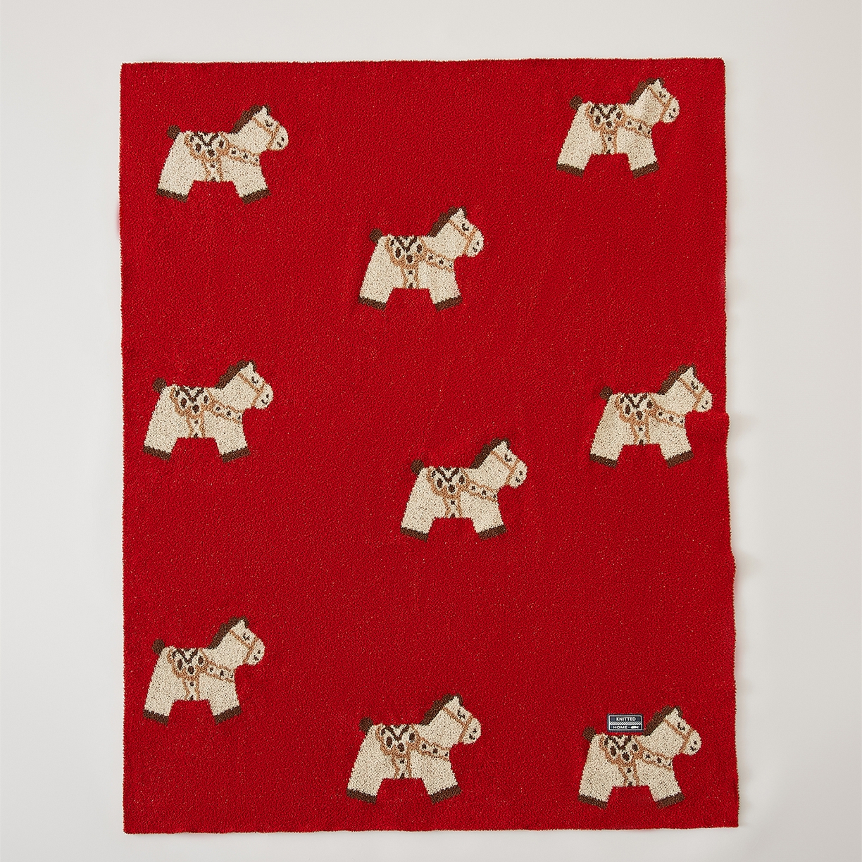 91家纺网 家纺一手货源 找家纺 暖绵绵家纺 2026新款好运小马半边绒异性抱枕毯子含芯-波尼（券后最低零售价：毯子173元、 长方形抱枕（含芯）119元，异形抱枕（含芯）128元） 波尼-毯子