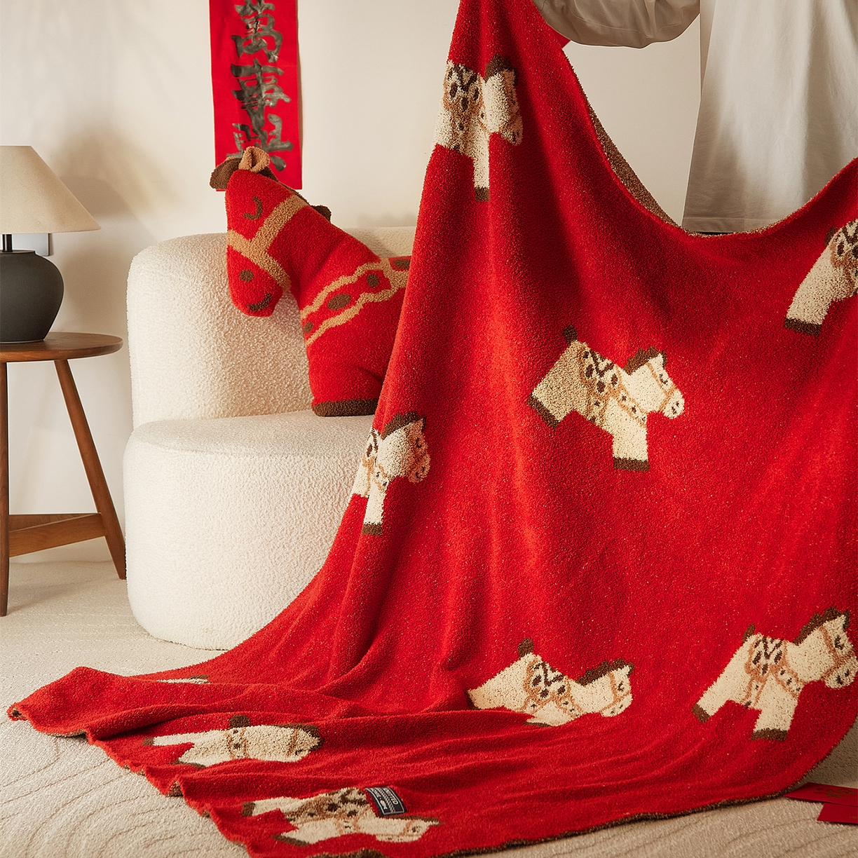 91家纺网 家纺一手货源 找家纺 暖绵绵家纺 2026新款好运小马半边绒异性抱枕毯子含芯-波尼（券后最低零售价：毯子173元、 长方形抱枕（含芯）119元，异形抱枕（含芯）128元） 波尼-毯子