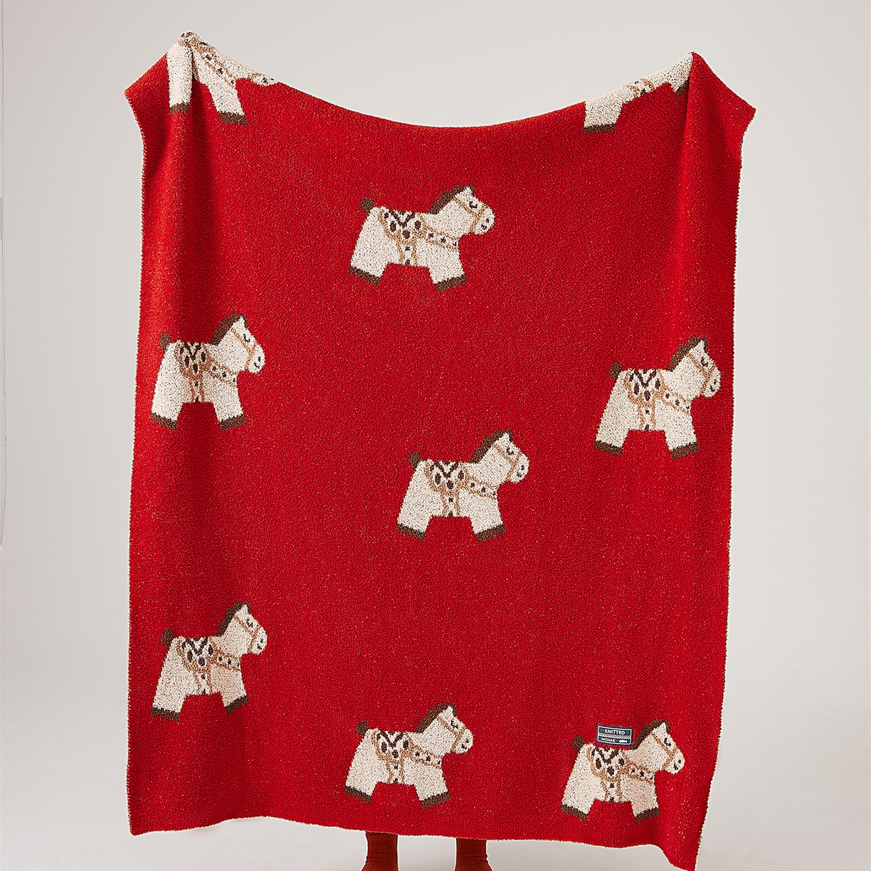 91家纺网 家纺一手货源 找家纺 暖绵绵家纺 2026新款好运小马半边绒异性抱枕毯子含芯-波尼（券后最低零售价：毯子173元、 长方形抱枕（含芯）119元，异形抱枕（含芯）128元） 波尼-毯子