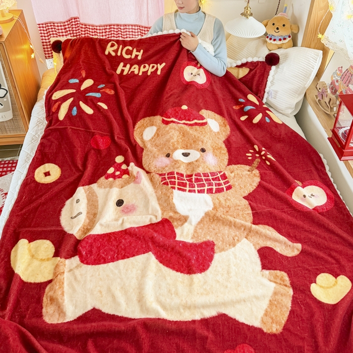 91家纺网 家纺一手货源 找家纺 潮邦创意家居 2026马年新年款数码高克重牛奶绒工艺球毯-萌马乐年系列 熊伴萌驹