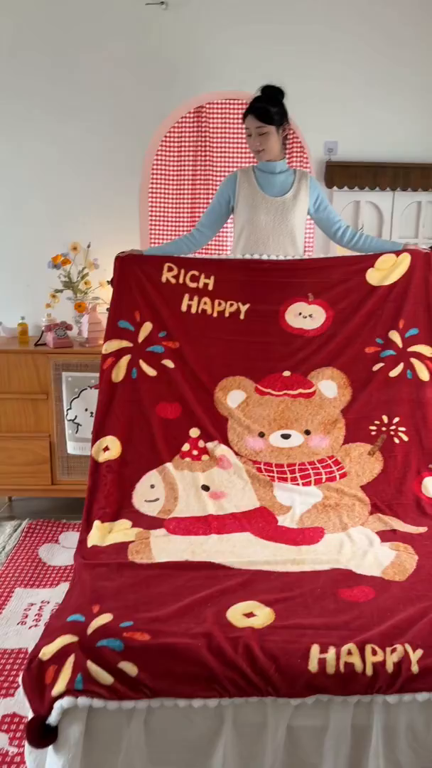 91家纺网 家纺一手货源 找家纺 潮邦创意家居 2026马年新年款数码高克重牛奶绒工艺球毯-萌马乐年系列 熊伴萌驹