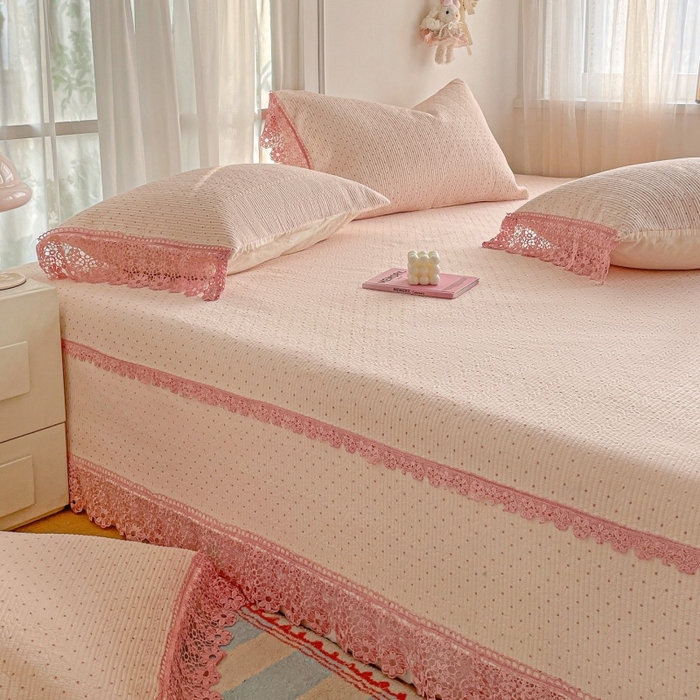 91家纺网 家纺一手货源 找家纺 栩裕纺织 2026新款全棉双层纱棉花边榻榻米炕盖款 波点粉