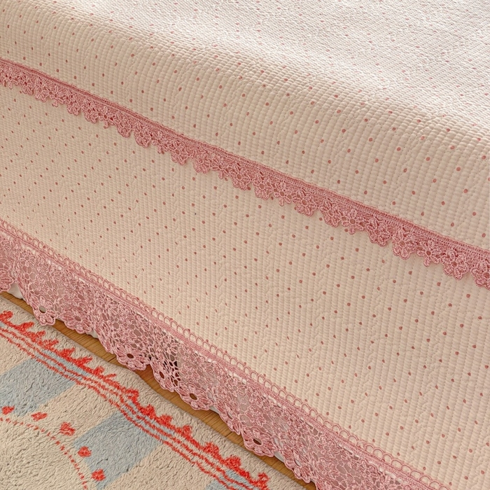 91家纺网 家纺一手货源 找家纺 栩裕纺织 2026新款全棉双层纱棉花边榻榻米炕盖款 波点粉