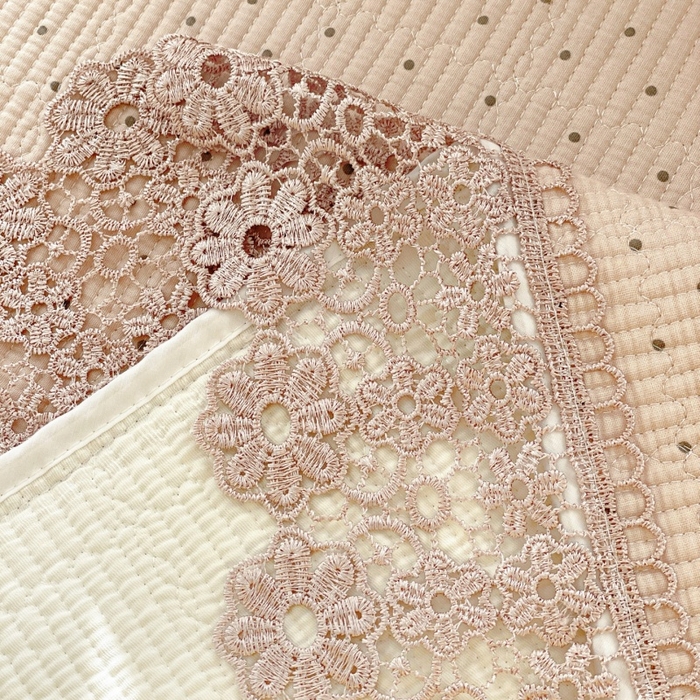 91家纺网 家纺一手货源 找家纺 栩裕纺织 2026新款全棉双层纱棉花边榻榻米炕盖款 波点杏