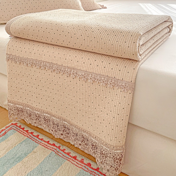 91家纺网 家纺一手货源 找家纺 栩裕纺织 2026新款全棉双层纱棉花边榻榻米炕盖款 波点杏