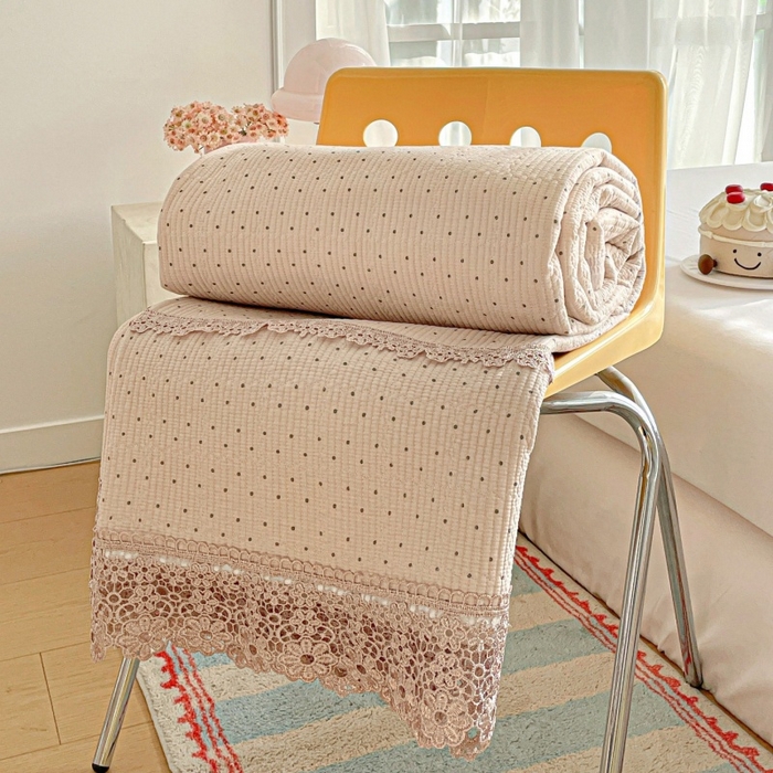 91家纺网 家纺一手货源 找家纺 栩裕纺织 2026新款全棉双层纱棉花边榻榻米炕盖款 波点杏