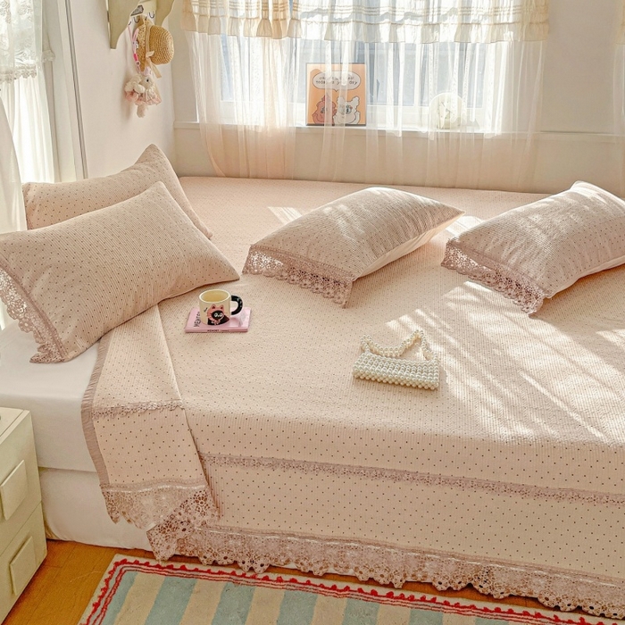 91家纺网 家纺一手货源 找家纺 栩裕纺织 2026新款全棉双层纱棉花边榻榻米炕盖款 波点杏