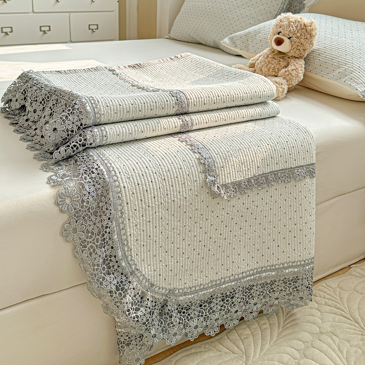 91家纺网 家纺一手货源 找家纺 栩裕纺织 2026新款全棉双层纱梅花边床盖 波点-灰色