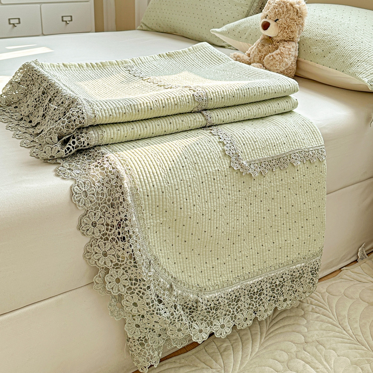 91家纺网 家纺一手货源 找家纺 栩裕纺织 2026新款全棉双层纱梅花边床盖 波点-绿色