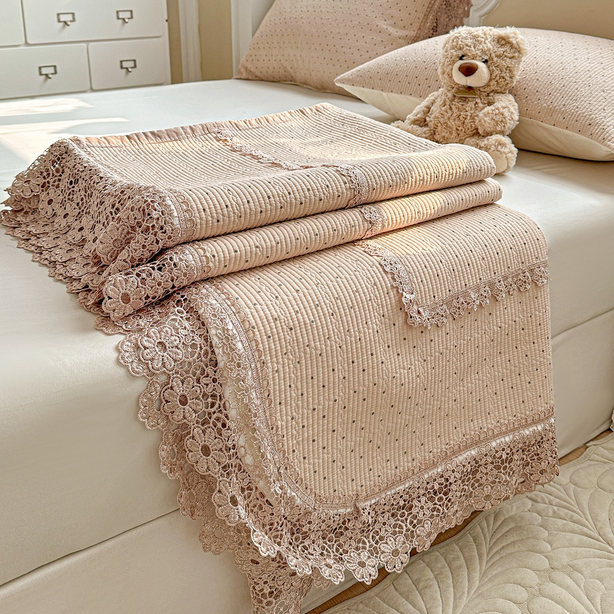 91家纺网 家纺一手货源 找家纺 栩裕纺织 2026新款全棉双层纱梅花边床盖 波点-浅豆沙