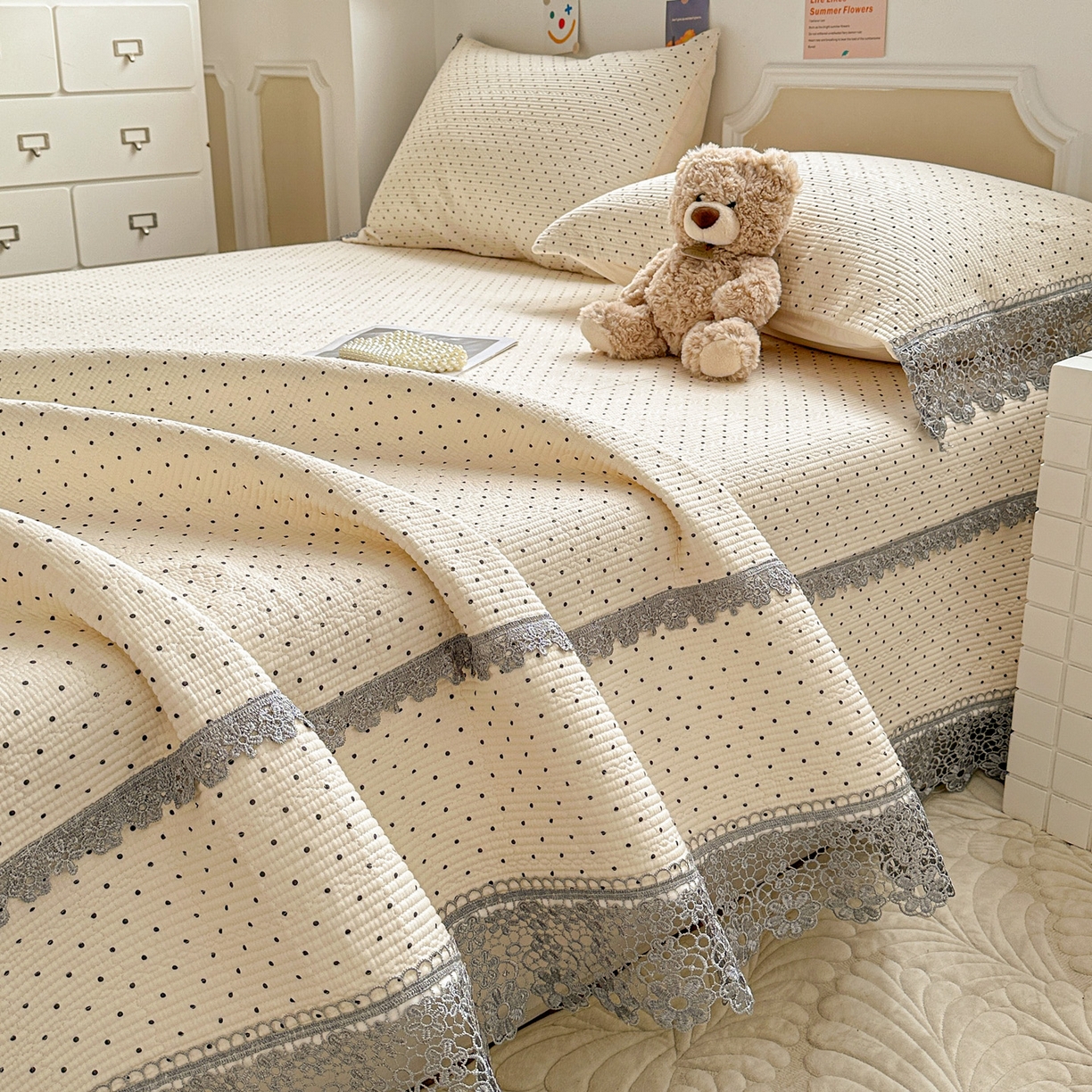 91家纺网 家纺一手货源 找家纺 栩裕纺织 2026新款全棉双层纱梅花边床盖 波点-白色
