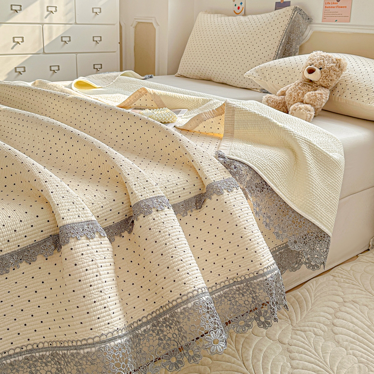 91家纺网 家纺一手货源 找家纺 栩裕纺织 2026新款全棉双层纱梅花边床盖 波点-白色