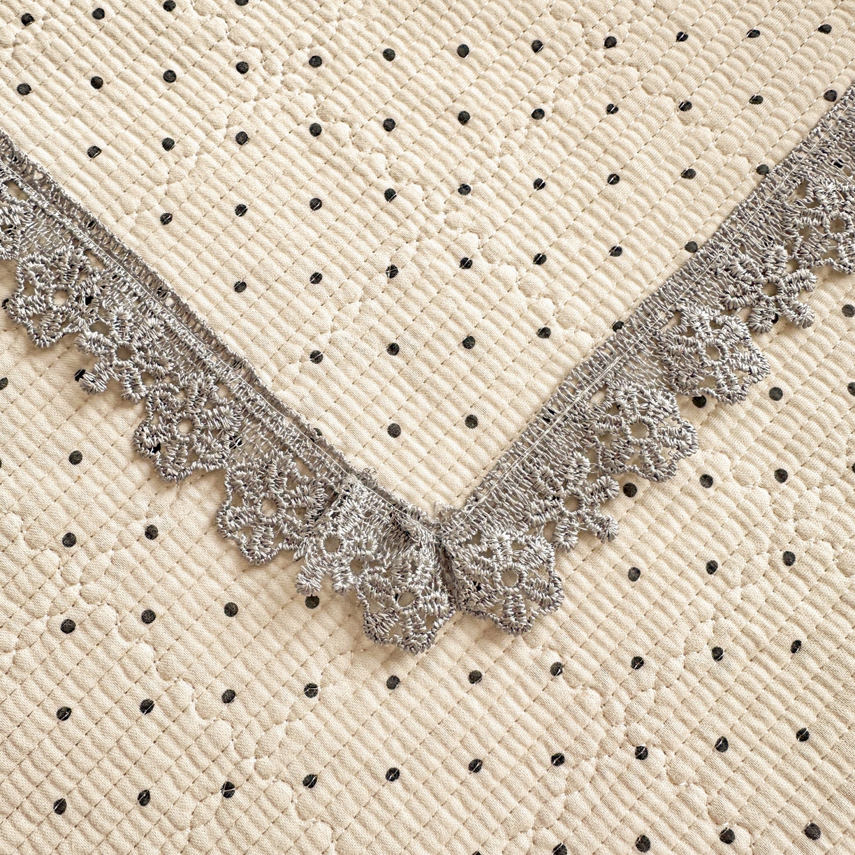 91家纺网 家纺一手货源 找家纺 栩裕纺织 2026新款全棉双层纱梅花边床盖 波点-白色