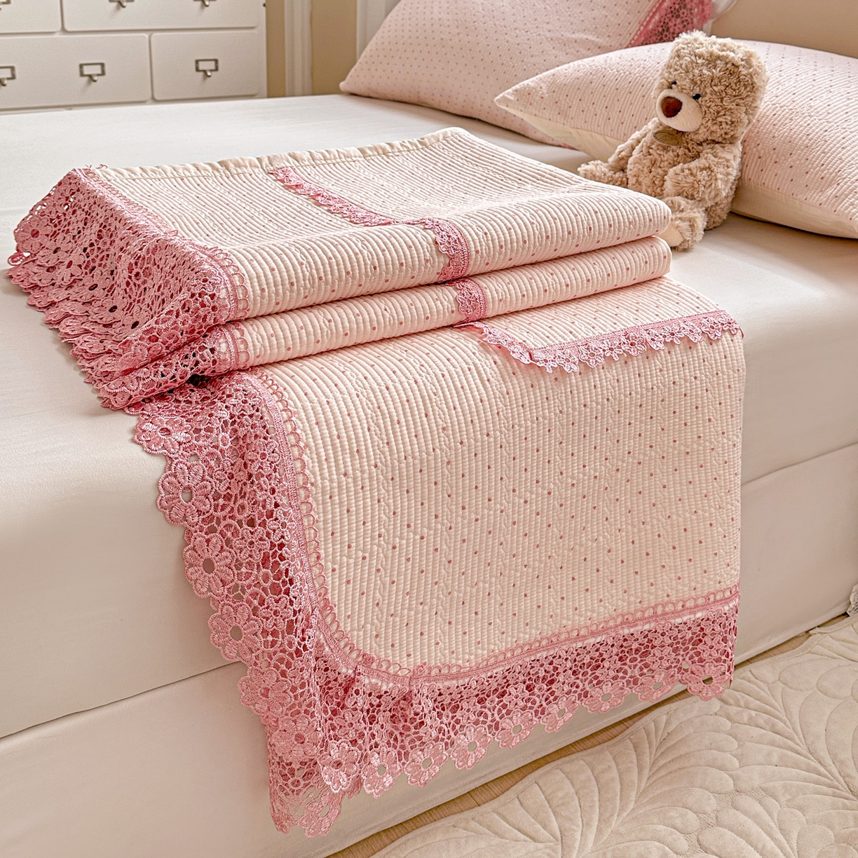 栩裕纺织 2026新款全棉双层纱梅花边床盖 波点-粉色