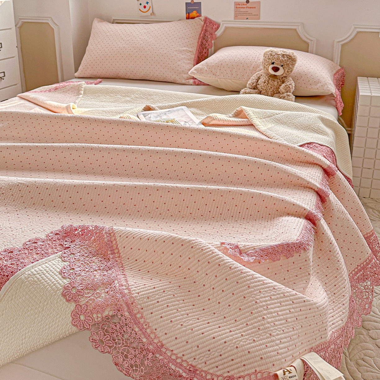 91家纺网 家纺一手货源 找家纺 栩裕纺织 2026新款全棉双层纱梅花边床盖 波点-粉色