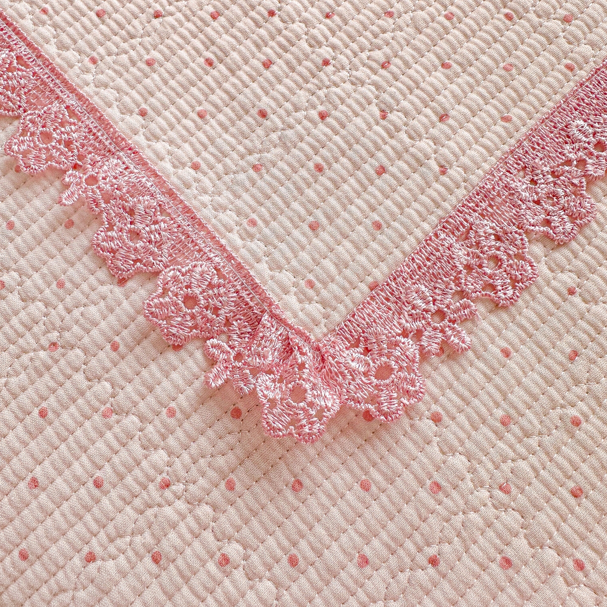 91家纺网 家纺一手货源 找家纺 栩裕纺织 2026新款全棉双层纱梅花边床盖 波点-粉色