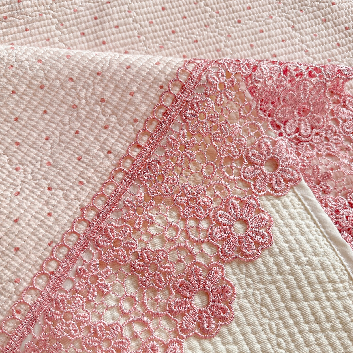 91家纺网 家纺一手货源 找家纺 栩裕纺织 2026新款全棉双层纱梅花边床盖 波点-粉色